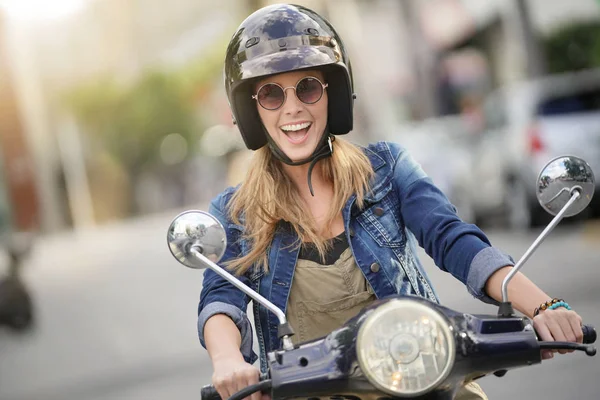 Çekici Genç Kadın Binicilik Scooter Şehir Merkezinde — Stok fotoğraf