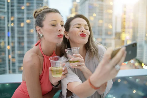 Dos Hermosos Amigos Tomando Selfie Bar Azotea Con Luces Ciudad — Foto de Stock