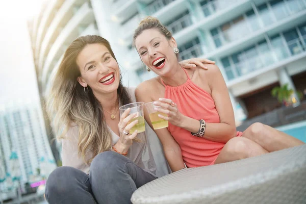 Dois Amigos Divertidos Atraentes Festejando Com Bebidas Bar Último Piso — Fotografia de Stock