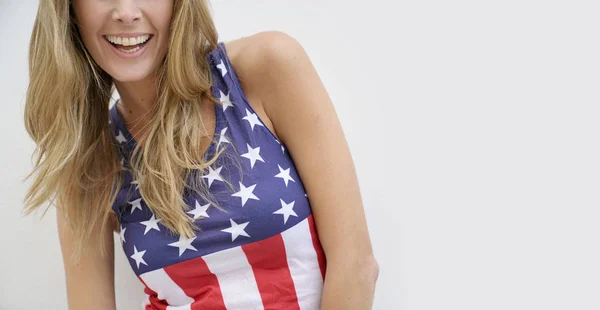 Linda Loira Sorridente Topo Bandeira Americana Fundo Branco — Fotografia de Stock