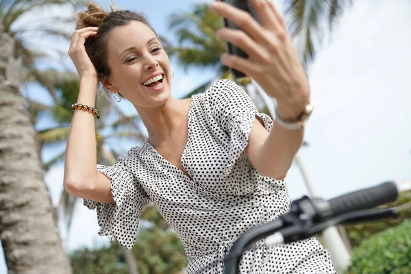 Preciosa Mujer Joven Despreocupada Tomando Selfie Bicicleta Aire Libre — Foto de Stock