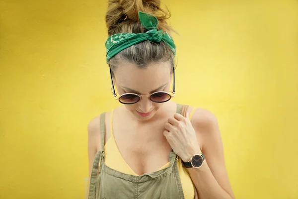 Retrato Jovem Mulher Elegante Livre Fundo Amarelo — Fotografia de Stock