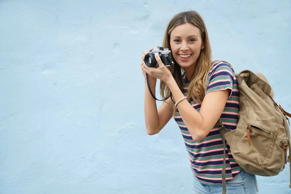 Mochileiro Sorridente Com Câmera Vintage Livre Fundo Azul — Fotografia de Stock