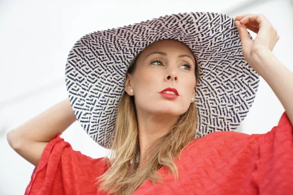 Attraktive Blondine Posiert Rotem Kleid Und Hut Auf Weißem Hintergrund — Stockfoto