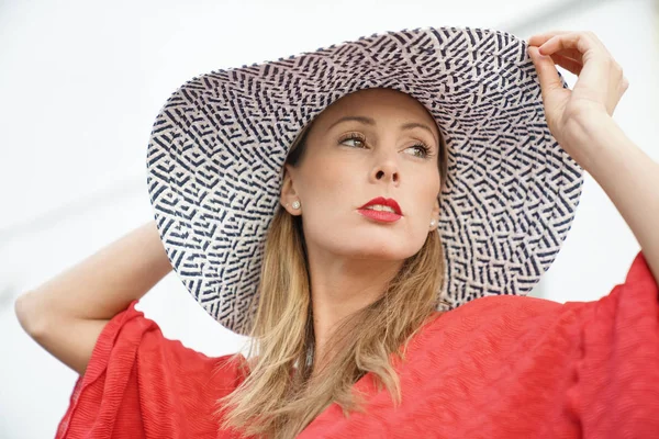 Atractiva Rubia Posando Vestido Rojo Sombrero Sobre Fondo Blanco —  Fotos de Stock