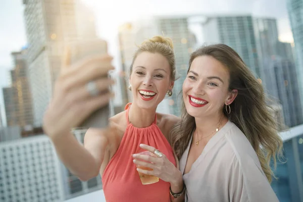 Dos Amigos Divertidos Atractivos Tomando Selfie Noche Bar Azotea Ciudad — Foto de Stock