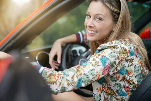 Πορτρέτο Του Χαμογελώντας Νεαρή Γυναίκα Στο Κόκκινο Μετατρέψιμο Αυτοκίνητο — Φωτογραφία Αρχείου