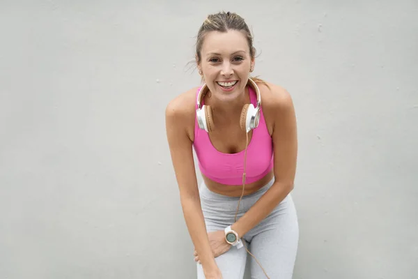 Ajuste Mujer Joven Ropa Deportiva Auriculares Sonriendo Sobre Fondo Blanco —  Fotos de Stock