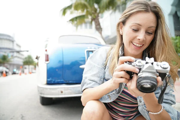 Attractive Backpacker Looking Vintage Camera City — Stock Photo, Image