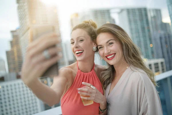 Dois Amigos Divertidos Atraentes Tirando Selfie Noite Fora Bar Telhado — Fotografia de Stock