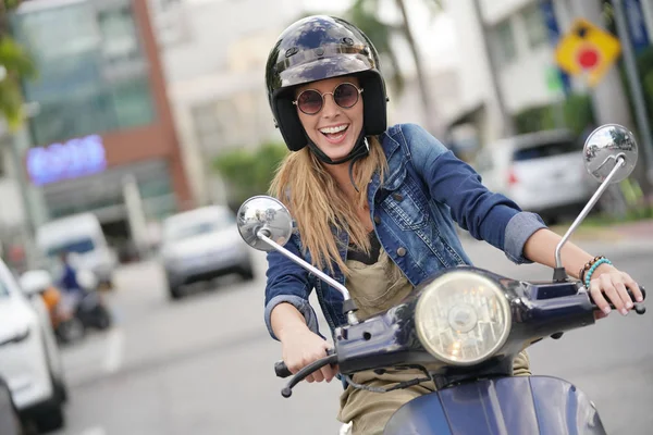 Jovem Mulher Atraente Montando Scooter Centro Cidade — Fotografia de Stock