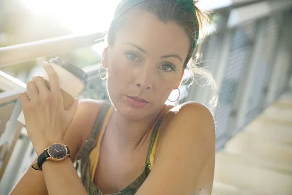 Stedelijke Stijl Aantrekkelijke Jonge Vrouw Zitten Buiten Betonnen Trap — Stockfoto