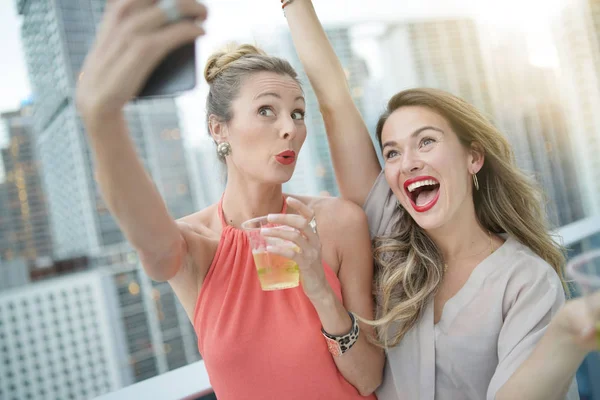 Két Vonzó Funloving Meg Éjszaka Város Roofttop Bárban Vesz Selfie — Stock Fotó