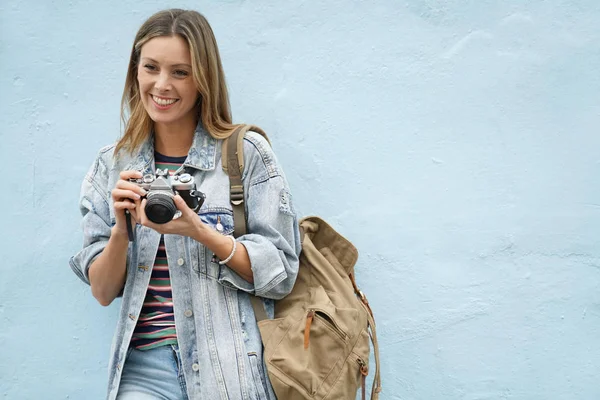 Backpacker Glimlachend Met Vintage Camera Buiten Blauwe Achtergrond — Stockfoto