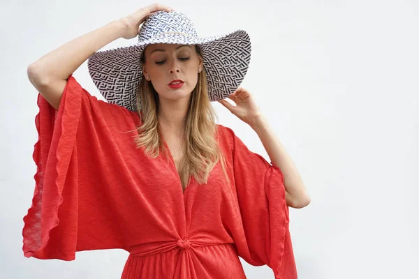 Loira Atraente Posando Vestido Vermelho Chapéu Fundo Branco — Fotografia de Stock