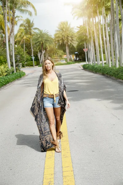 Prachtige Jonge Boheemse Vrouw Loopt Langs Weg Omzoomd Met Palmbomen — Stockfoto