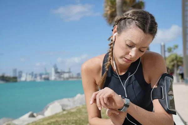 Young Sporty Woman Checking Heart Rate Watch — Stock Photo, Image