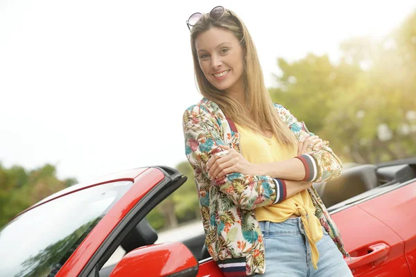 Attraktiv Ung Kvinna Stödd Röda Cabriolet Bil — Stockfoto