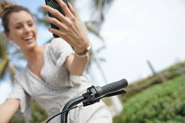 Unbekümmerte Junge Frau Macht Selfie Auf Dem Fahrrad — Stockfoto