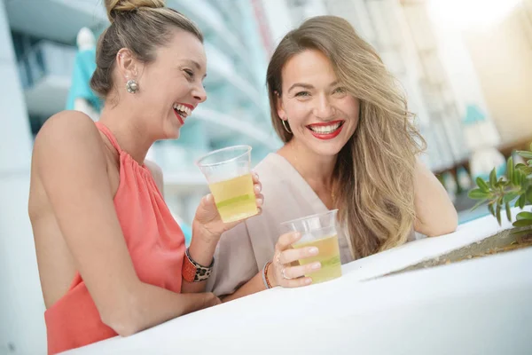 Dois Amigos Divertidos Atraentes Festejando Com Bebidas Bar Último Piso — Fotografia de Stock