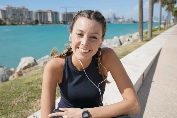 Mujer Deportiva Sonriente Ropa Deportiva Con Auriculares Aire Libre — Foto de Stock