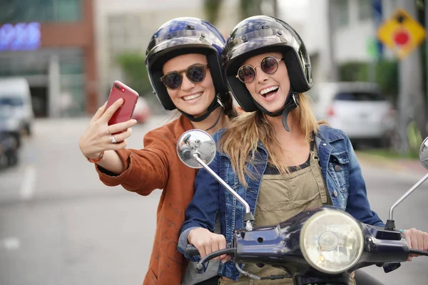 Heureuses Jeunes Femmes Prenant Selfie Scooter Ville — Photo