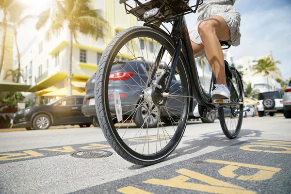 Nahaufnahme Der Beine Einer Jungen Frau Auf Dem Fahrrad Freien — Stockfoto