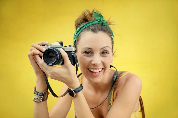 Молодая Стильная Женщина Фотографирует Открытом Воздухе Старинной Камерой Цветном Фоне — стоковое фото