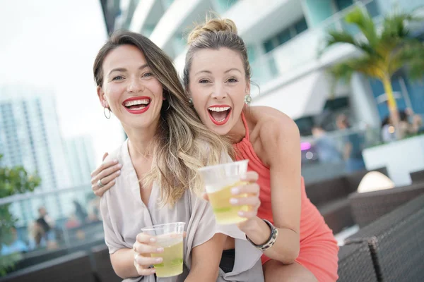 Dois Amigos Divertidos Atraentes Festejando Com Bebidas Bar Último Piso — Fotografia de Stock