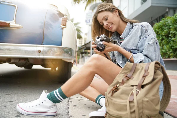 Attractive Backpacker Looking Vintage Camera City — Stock Photo, Image