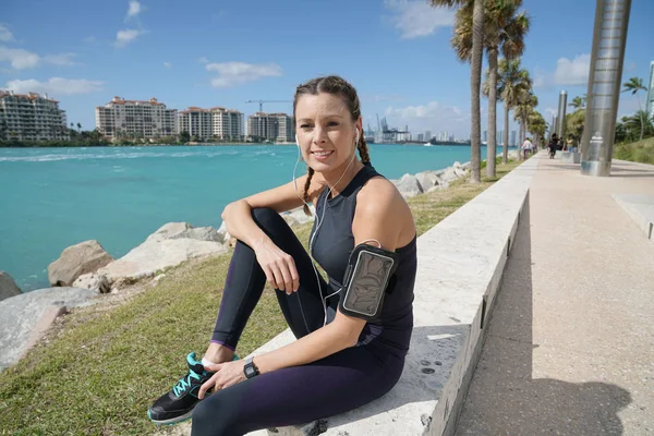 Joven Mujer Deportiva Descansando Sol Después Correr — Foto de Stock