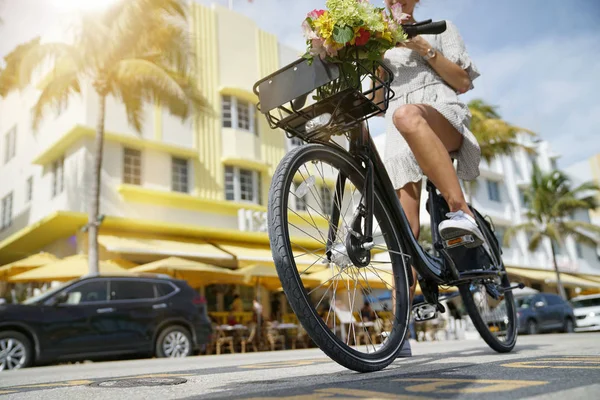 Genç Kadının Bacakları Açık Havada Güneşli Şehirde Bisiklet Üzerinde Kapat — Stok fotoğraf