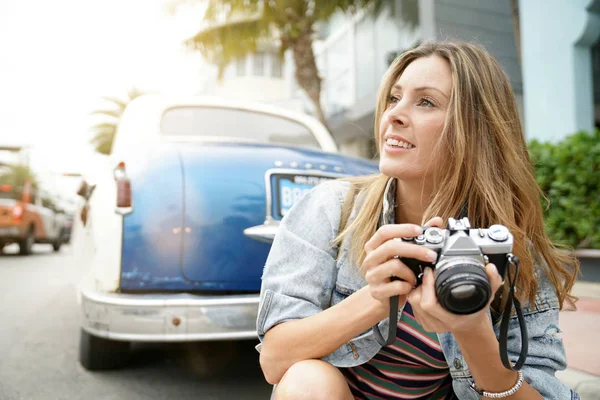 Junge Fotografiestudentin Fotografiert Mit Oldtimer Kamera Freien — Stockfoto