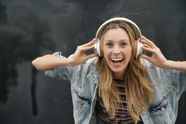 Jovem Estudante Dinâmica Ouvindo Música Com Fones Ouvido Fundo Preto — Fotografia de Stock