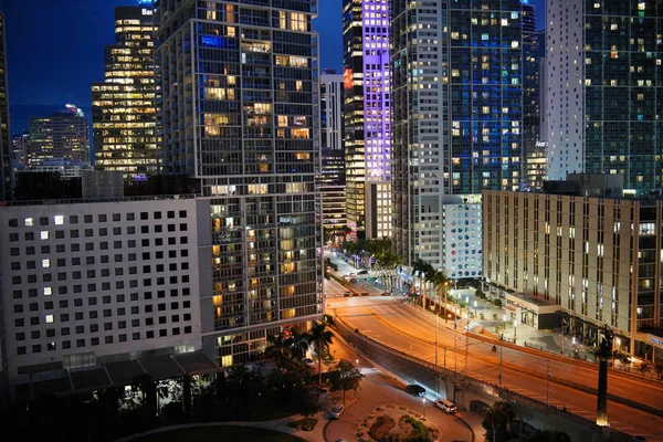 Impressionantes Luzes Cidade Noite Caem Centro Cidade Edifícios Modernos — Fotografia de Stock