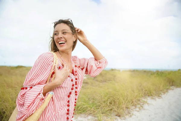 迷人的年轻女子在假期微笑在海滩上 — 图库照片