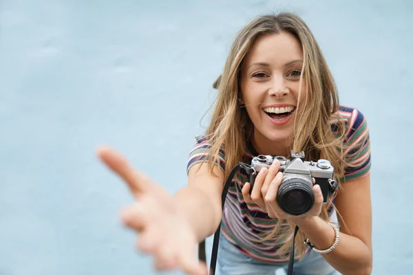 Étudiant Photographie Dynamique Face Caméra Sur Fond Bleu — Photo