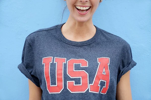 Imagen Recortada Una Mujer Joven Con Camiseta Sobre Fondo Azul —  Fotos de Stock