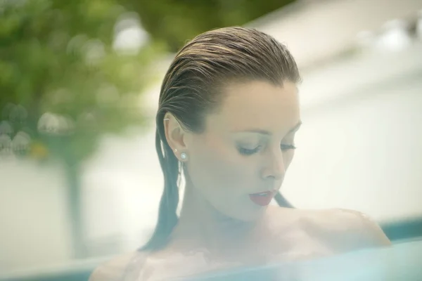 Retrato Mujer Joven Elegante Piscina Con Lápiz Labial Rojo — Foto de Stock