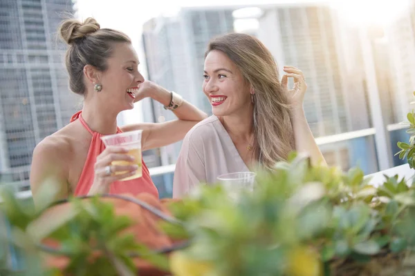 Due Simpatici Amici Amanti Del Divertimento Che Festeggiano Con Bevande — Foto Stock