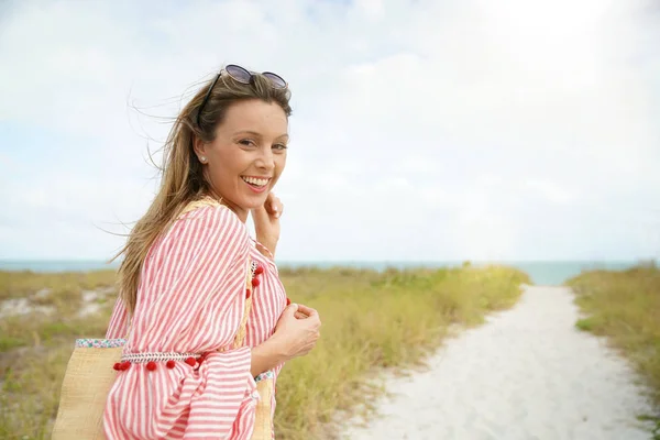 迷人的年轻女子在假期微笑在海滩上 — 图库照片