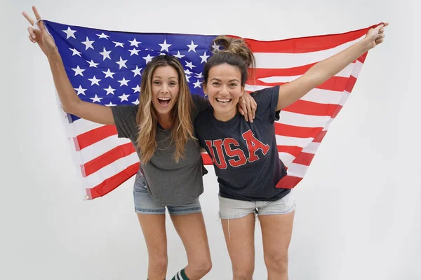 Happy Meninas Energéticas Com Grande Bandeira Americana Fundo Branco — Fotografia de Stock