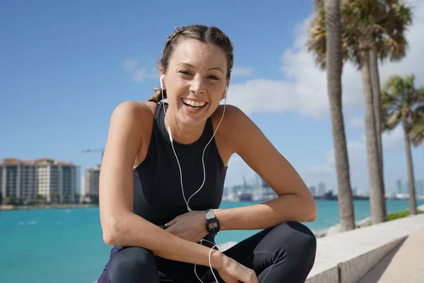 Mujer Deportiva Sonriente Ropa Deportiva Con Auriculares Aire Libre — Foto de Stock