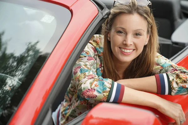 Kırmızı Cabrio Araba Içinde Gülümseyen Genç Kadın Portresi — Stok fotoğraf