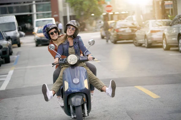 Mujeres Jóvenes Felices Montando Scooter Juntos Ciudad — Foto de Stock