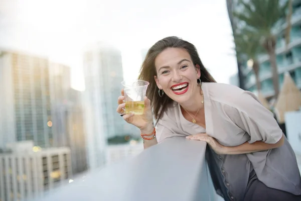 在城市的屋顶酒吧里 有乐趣的优雅的年轻女子有快乐的微笑 — 图库照片