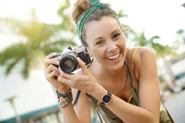 时尚年轻女子在城市环境中用老式相机拍照的肖像 — 图库照片