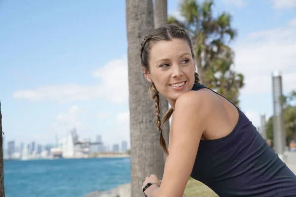 Atractiva Mujer Deportiva Descansando Soleada Ciudad Después Correr —  Fotos de Stock