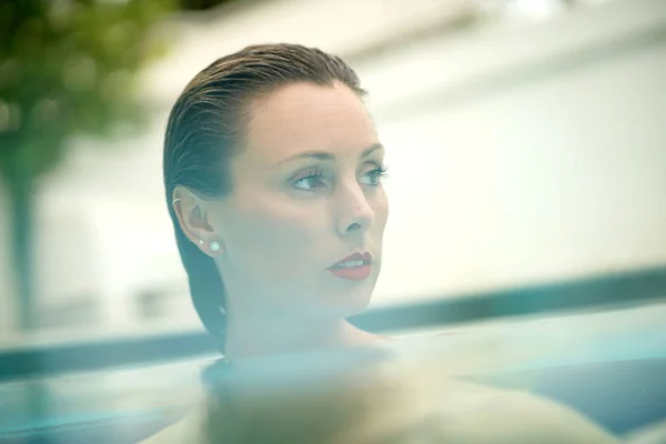 Portret Van Een Elegante Jonge Vrouw Het Zwembad Met Rode — Stockfoto