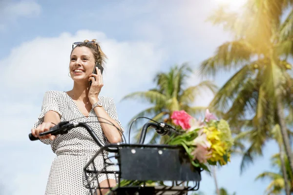 Sommerliche Junge Frau Mit Handy Auf Putzigem Fahrrad Sonniger Stadt — Stockfoto